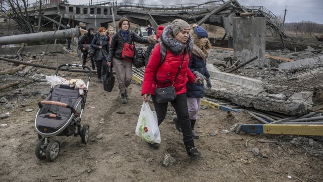 Мариупол е без отопление и телефонна връзка, събират вода от топящия се сняг