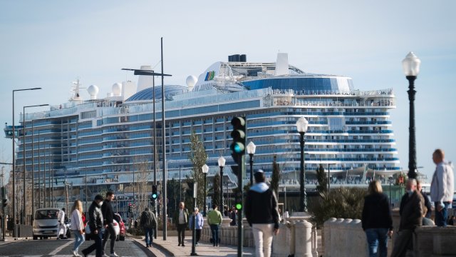 Германски круизен кораб с над 3000 души е блокиран на