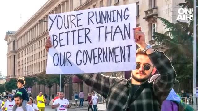 Любопитен кадър от днешния маратон на София Млад мъж посрещаше