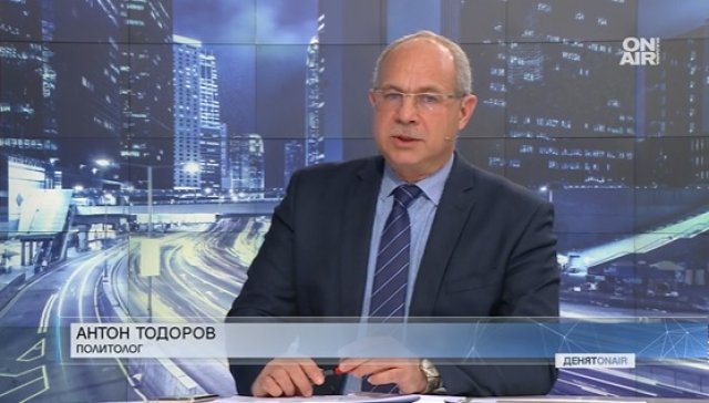 Политологът и журналист Антон Тодоров показа в студиото на предаването