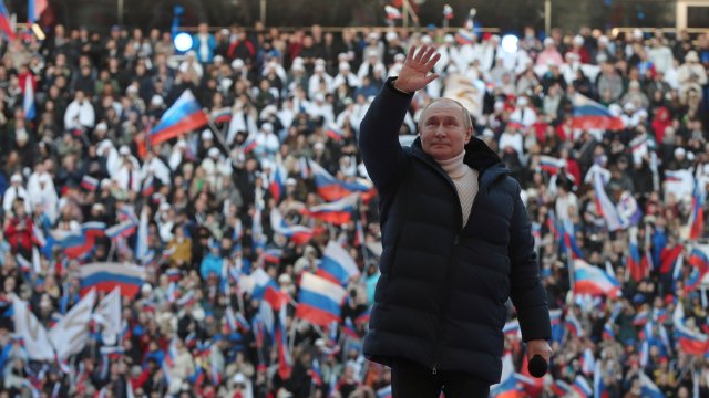 Остава впечатлението че Владимир Путин сам взима всички важни решения
