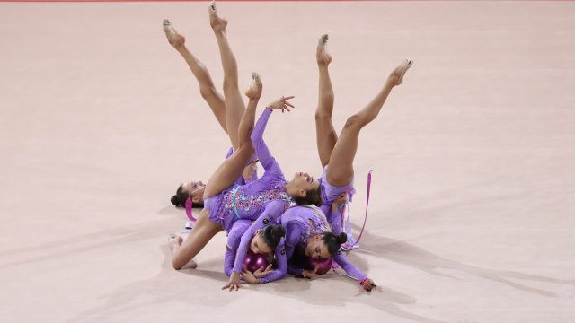 Новият ансамбъл по художествена гимнастика преодоля трудния си първи ден