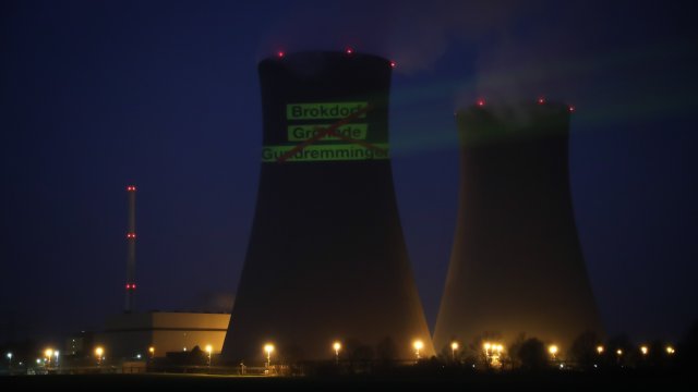 Германия извежда от експлоатация три от последните си шест атомни