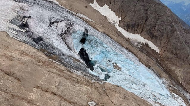 Най малко 15 души се издирват след срутване на част от