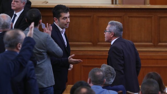 Депутатите ще продължат днес дебатите по законопроекта за промени в