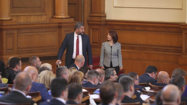 Рекордно ниска оценка за работата на парламента Симпатизантите на Продължаваме