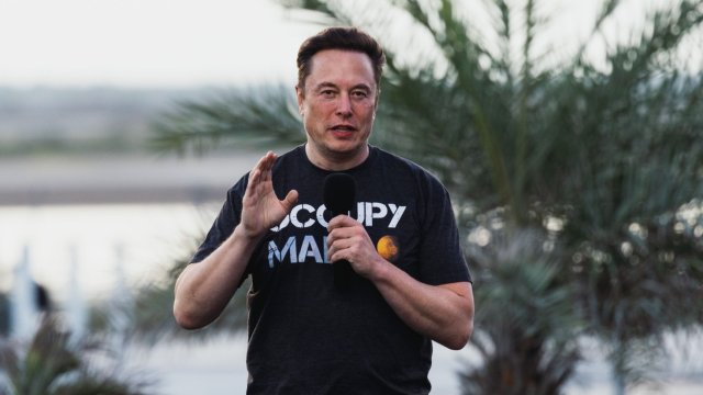 По рано тази седмица Илън Мъск продаде акции на Tesla за