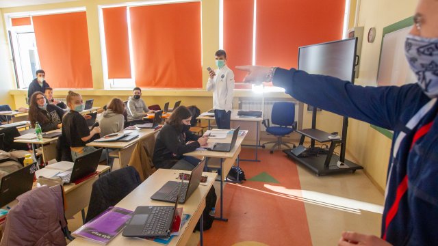 Почти 608 300 ученици се върнаха в класните стаи след