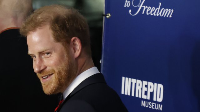 Принц Хари продължава борбата на семейството си срещу английските таблоиди