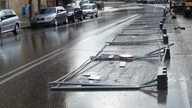 Аварийни екипи работят по сигнали свързани с валежите и вятъра