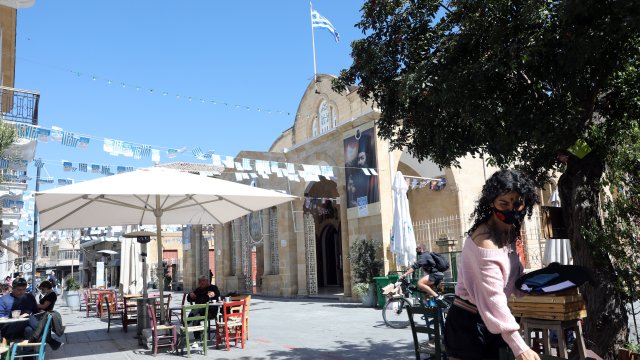 Забраната в Кипър за влизане на неваксинирани хора в ресторанти