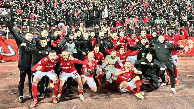 Треньорът на кипърския Апоел Софронис Августис вече е избрал