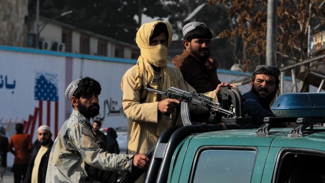 Талибанските власти в Афганистан забраниха на жените да пътуват на