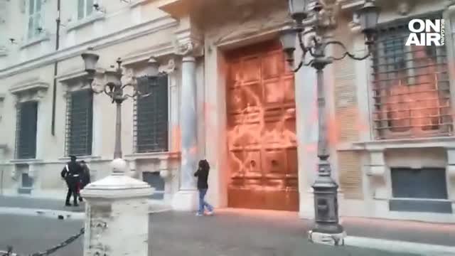 Група от италиански климатични активисти заля с боя фасадата на