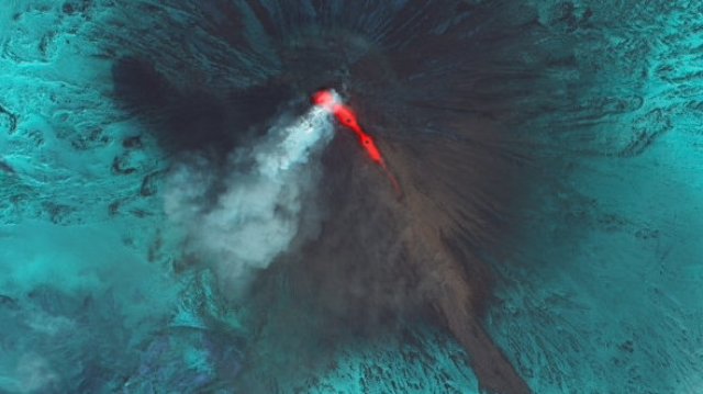 Два вулкана се събудиха едновременно на полуостров Камчатка Най високият вулкан в