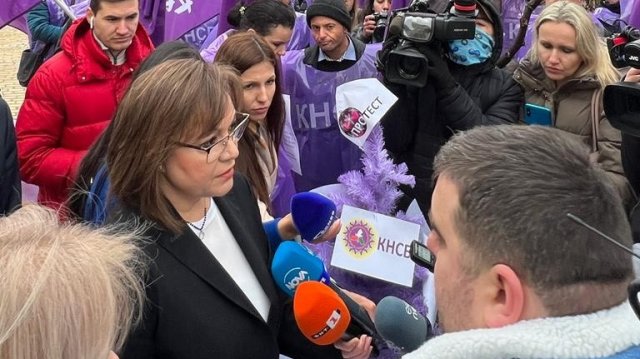 Лидерът на БСП Корнелия Нинова и депутати от парламентарната група