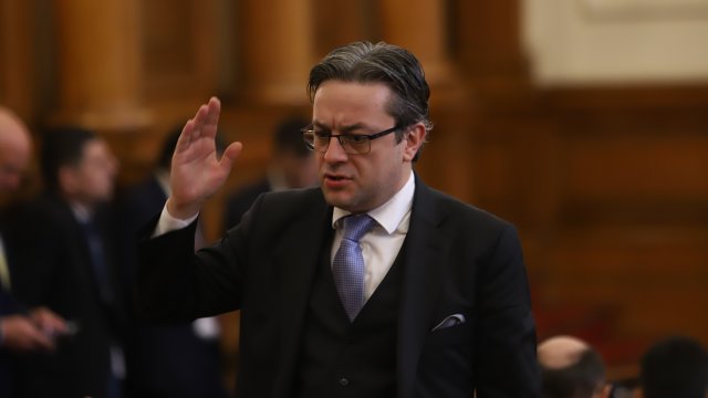 Политическата система се раздели на две части дясно консервативна и