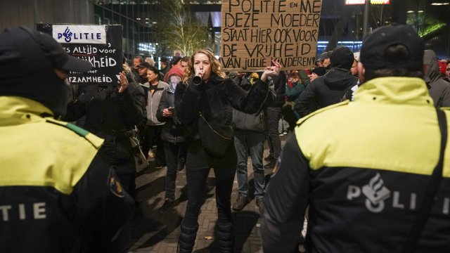 До безредиците се стигна ден след като полицията стреля по