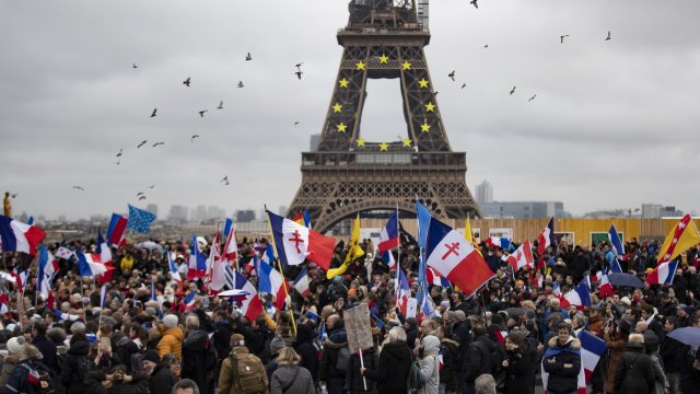 Протести по света заради ограниченията Над 2000 души протестираха в