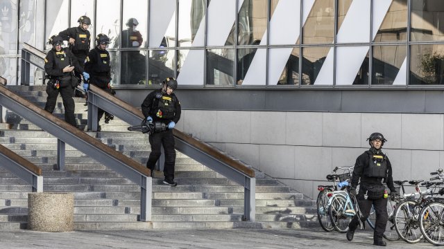 Трима души са били убити а други трима са в