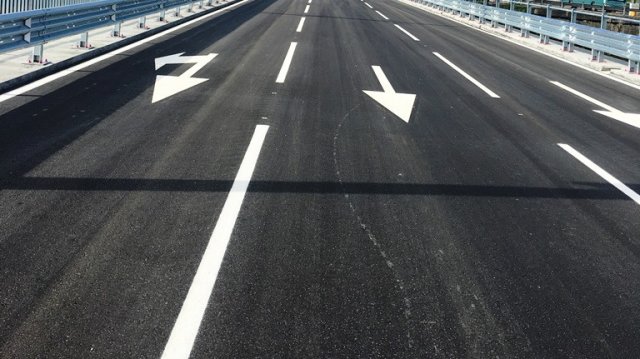 Кражба на захранващ кабел остави половината от Аспаруховия мост във