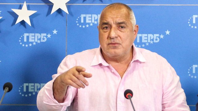 Асен Василев и Кирил Петков чрез посредници изсмукаха от държавата