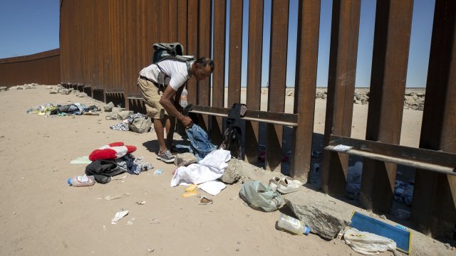 Най малко 46 мъртви мигранти са открити в и около камион