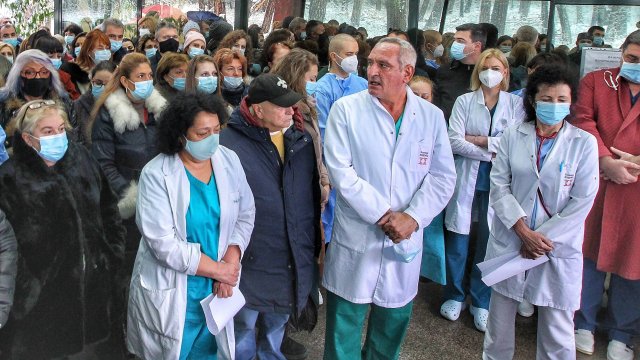 53 5 от лекарите у нас са над 55 годишни Медиците са