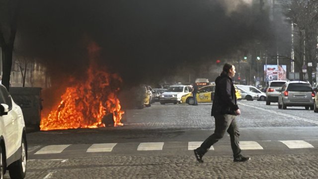 Кола избухна в пламъци пред сградата на БАБХ в София.