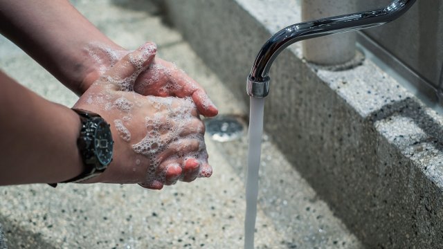 Традиционният твърд сапун е измиващо средство което милиони хора използват