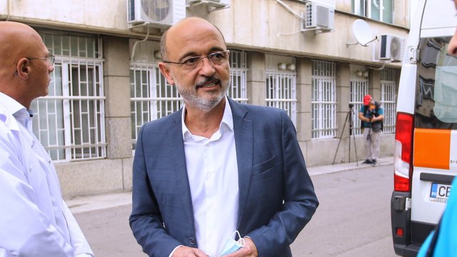 Министър Меджидиев: Недостигът на лекарства е овладян, но проверките продължават