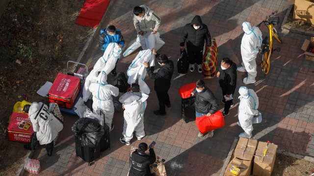 Жители на китайската столица опразниха рафтовете в супермаркетите и претовариха