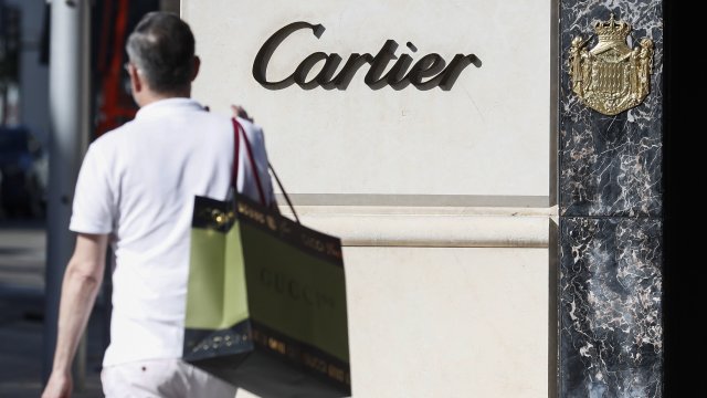 Процъфтяващият пазар на луксозни стоки втора употреба създава дилема за