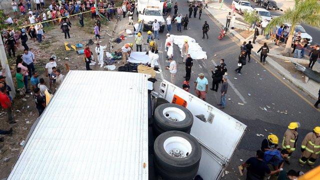 Най малко 49 души повечето от които мигранти от Централна Америка