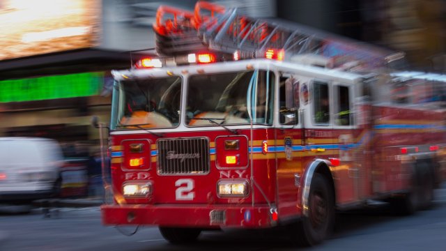 Огромен пожар е избухнал в жилищна сграда в Бронкс Ню