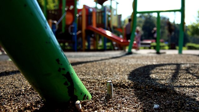 Двама души са задържани за стрелба и побой на детска