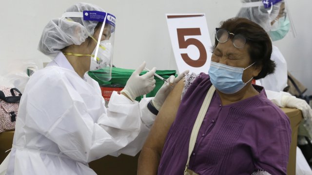 Първоначалните данни показват че ваксините срещу Ковид 19 остават ефективни срещу