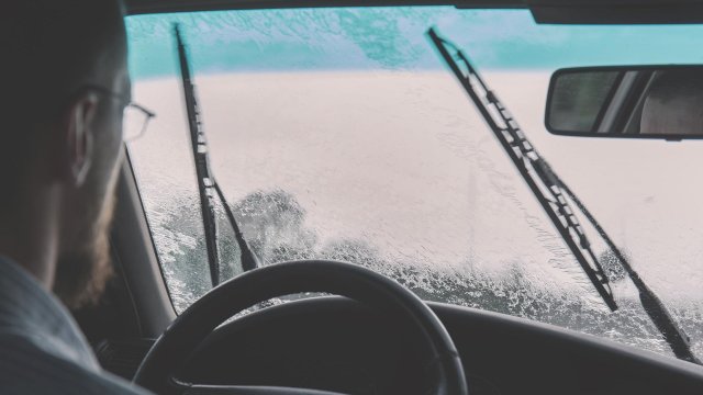Много шофьори продължават да използват зимната течност за чистачките на своя автомобил
