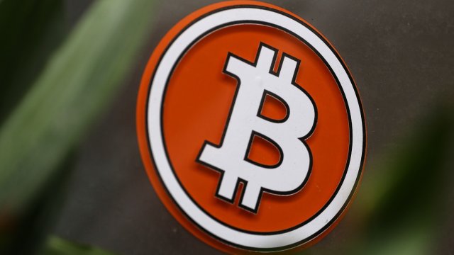 Биткойнът се срина до 18 месечно дъно под 25 000 долара