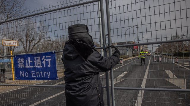 Китайските власти дискретно частично изолираха нов голям град близо до