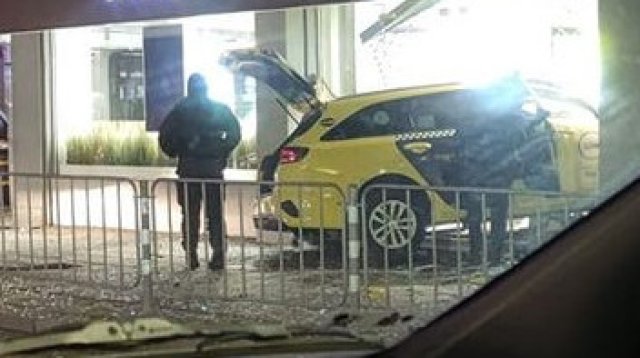 Такси се е врязало в магазин на мобилен оператор в