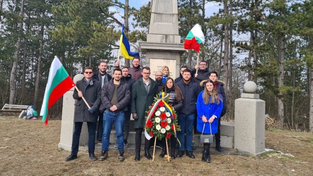 Навръх Освобождението група младежи поднесоха венец със знамената на България