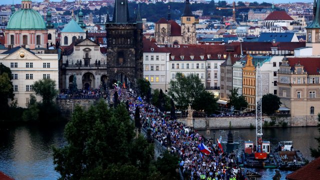 Хиляди по улиците на Прага срещу президента и премиера на Чехия
