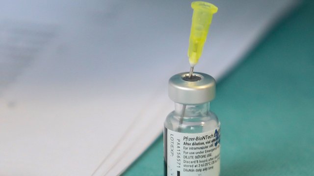 Имунизиране с подсилваща доза вече бе предложено на около 2 5