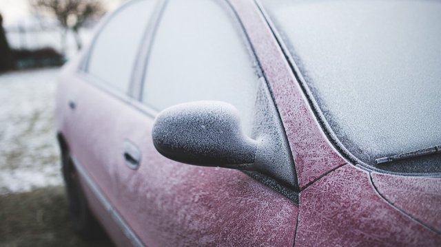 В момента навън е сковаващ студ който през нощта прави