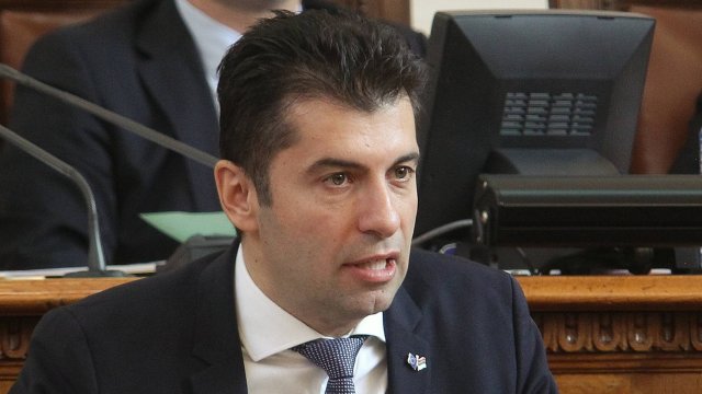 Близо 30 минути преговаряха премиерът Кирил Петков и вицепремиерът и лидер