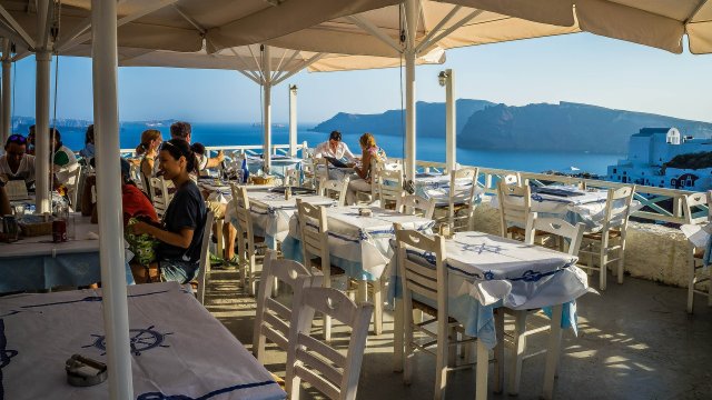 Кметовете на няколко района по крайбрежието на Атина забраниха музиката