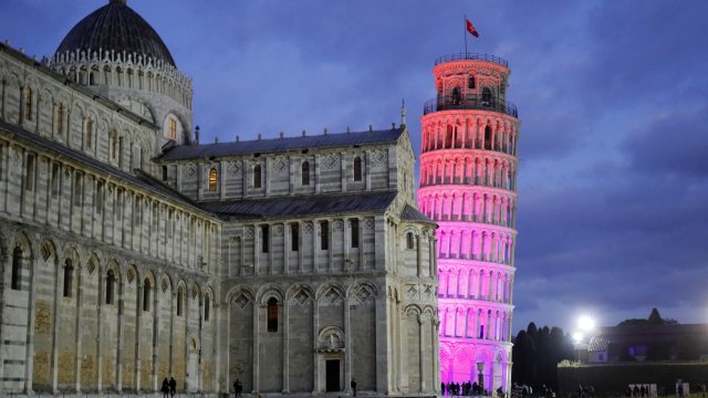 Наклонената кула в Пиза постепенно се изправя благодарение на стабилизиращите