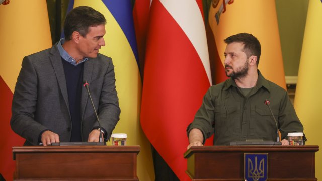 Испанското правителство е готово да достави на Украйна тежки оръжия