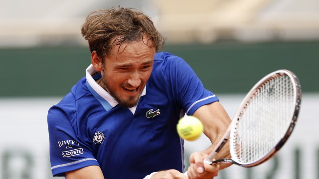 Даниил Медведев продължава към третия кръг на Ролан Гарос без
